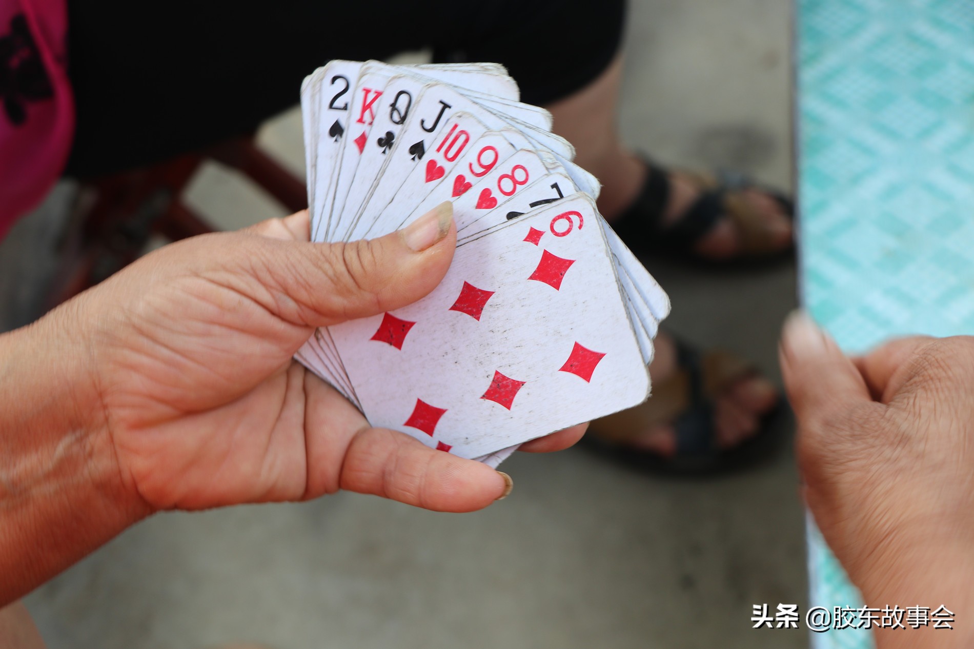 抡起膀子打“保皇”扑克，青烟威农村暑假里的一道风景