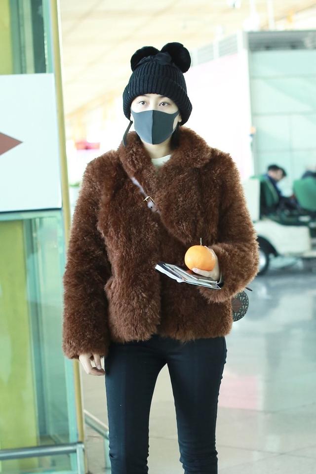 38岁马苏戴口罩现身，穿皮草配紧身裤可爱减龄，只是帽子有点显老
