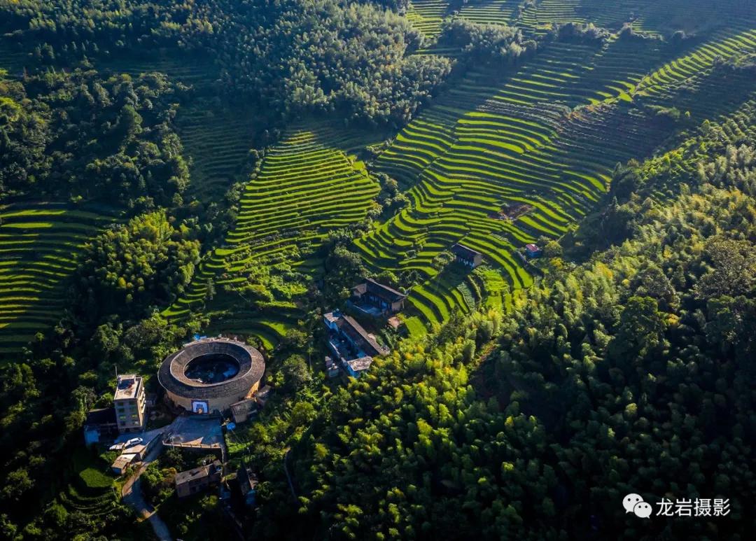 @龙岩人，让我们跟随无人机，一起飞跃闽西