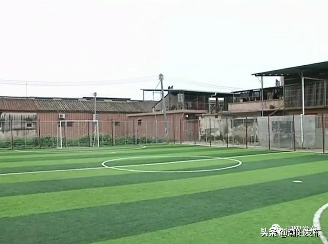 家门口踢足球,在家门口踢球