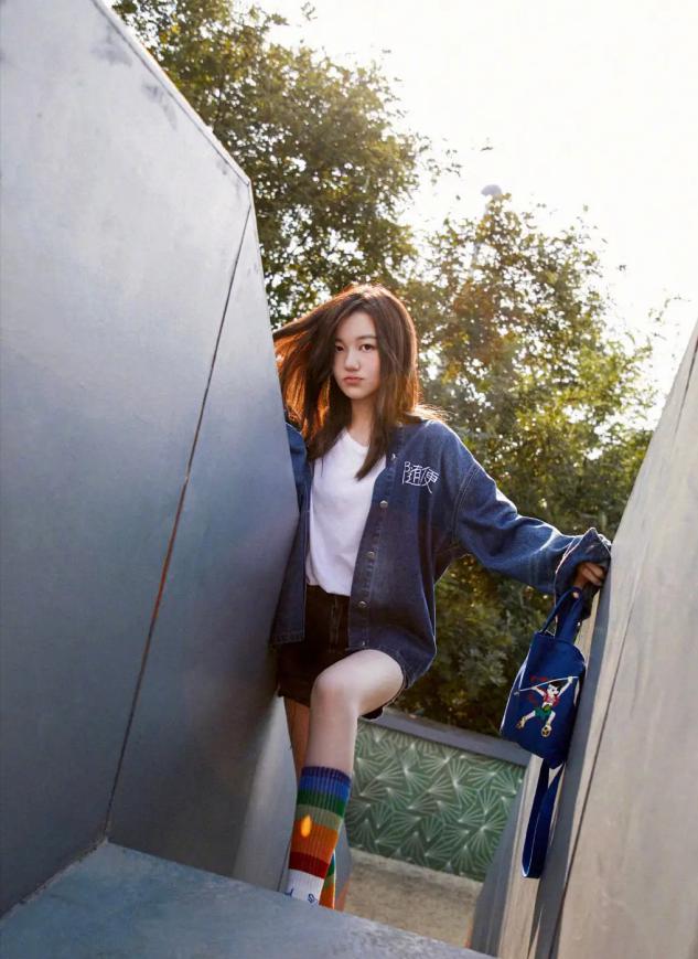 14岁李嫣太早熟，留长发穿针织衫凹紧致曲线，露白皙美腿秀妩媚