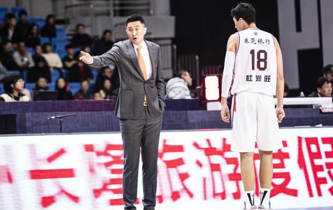 易建联苏伟放弃顶薪合同,广东男篮苏伟和易建联