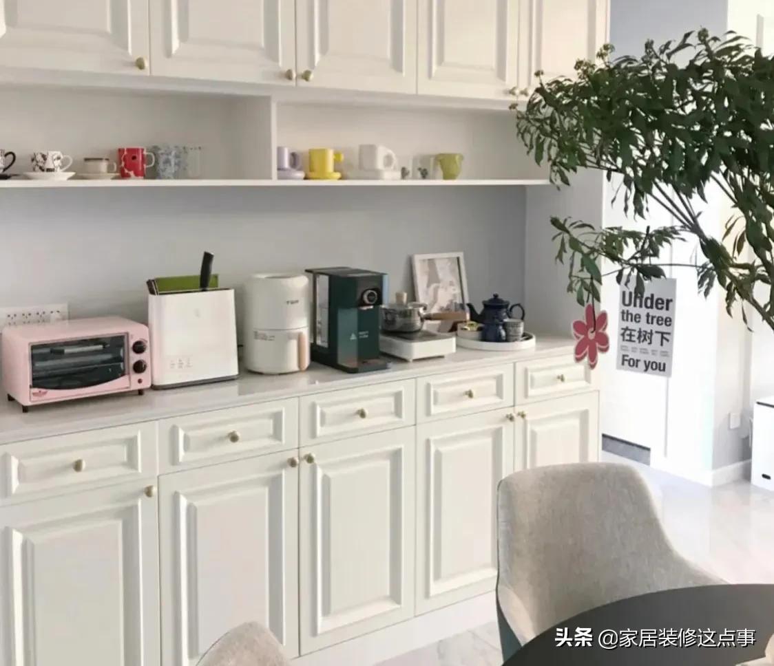 如果不差钱，餐厅尽量装个餐边柜，别让餐桌变成“杂物集中营”