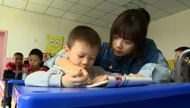 她3岁惨遭父母抛弃,无腿女孩截肢后被父母狠心遗弃