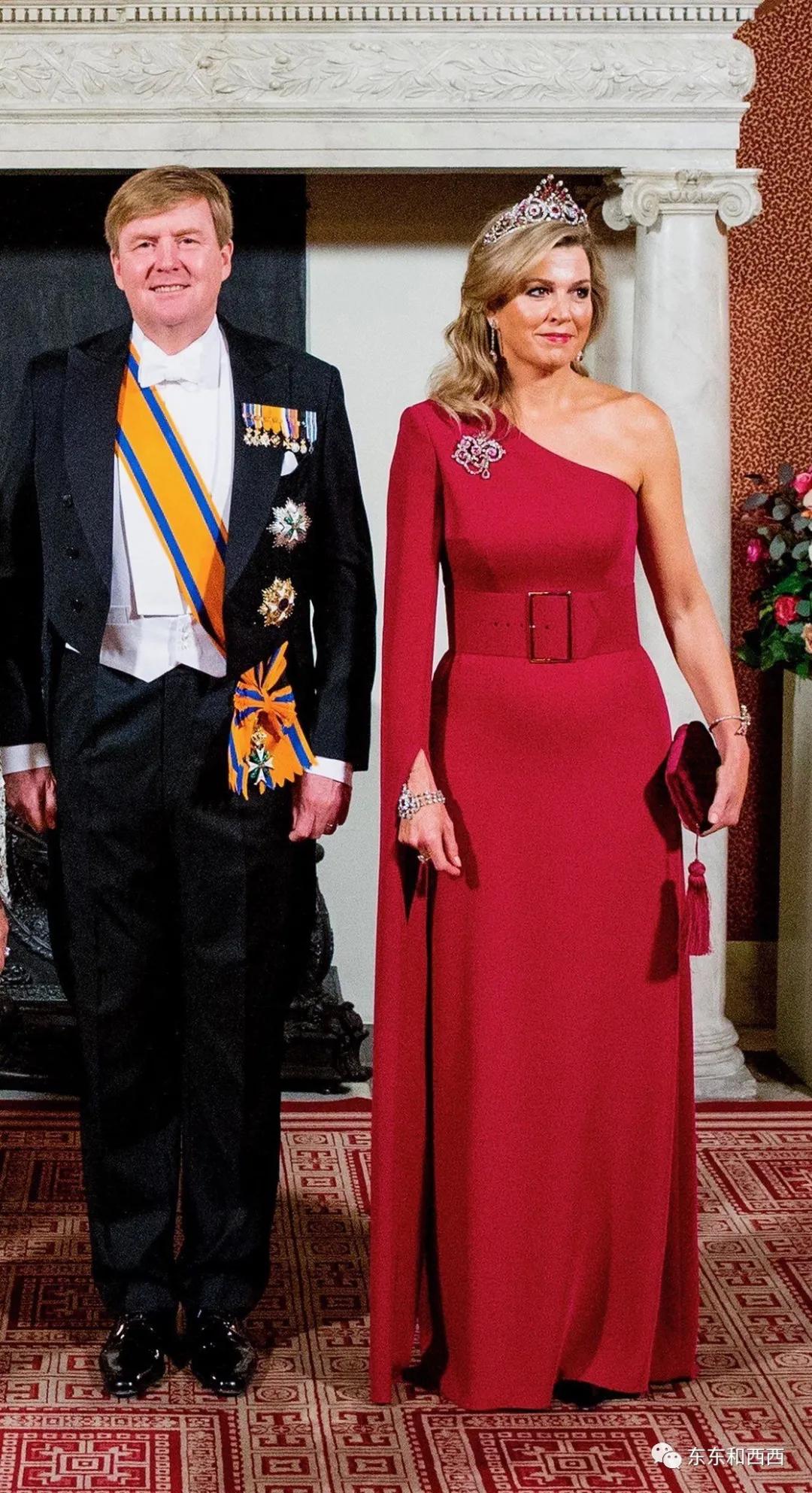 盘点英国女王戴过的王冠,英国女王和凯特戴同样的珠宝