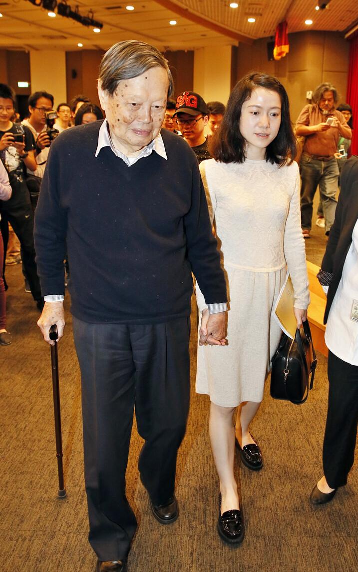 翁帆与杨振宁结婚原因,翁帆与杨振宁子女合照