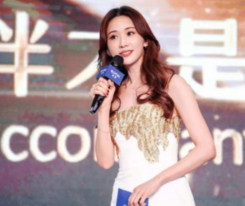 44岁林志玲真拼命40码大脚像男人硬挤36码鞋挤飞脚趾还带微笑