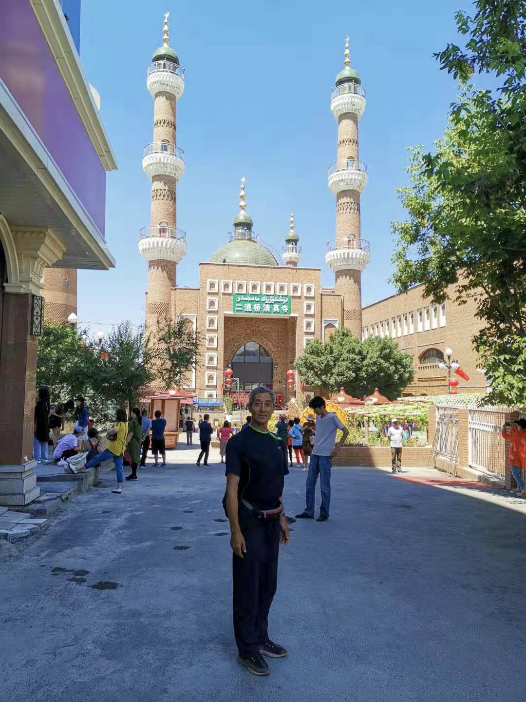 65岁老人新疆免费旅游一览表,66岁大爷游新疆