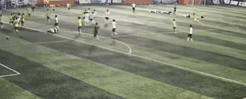 踢足球大力抽射脚疼,业余足球比赛恶意飞踹