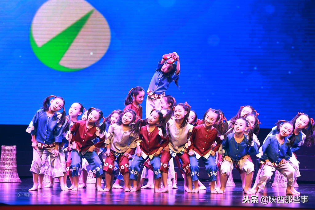 小天鹅艺术团童心向党,陕西省小天鹅艺术团点亮中国梦