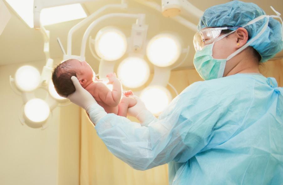 产妇骨盆狭窄坚持顺产，遭遇难产丈夫大喊“保大人”，医生却怒了