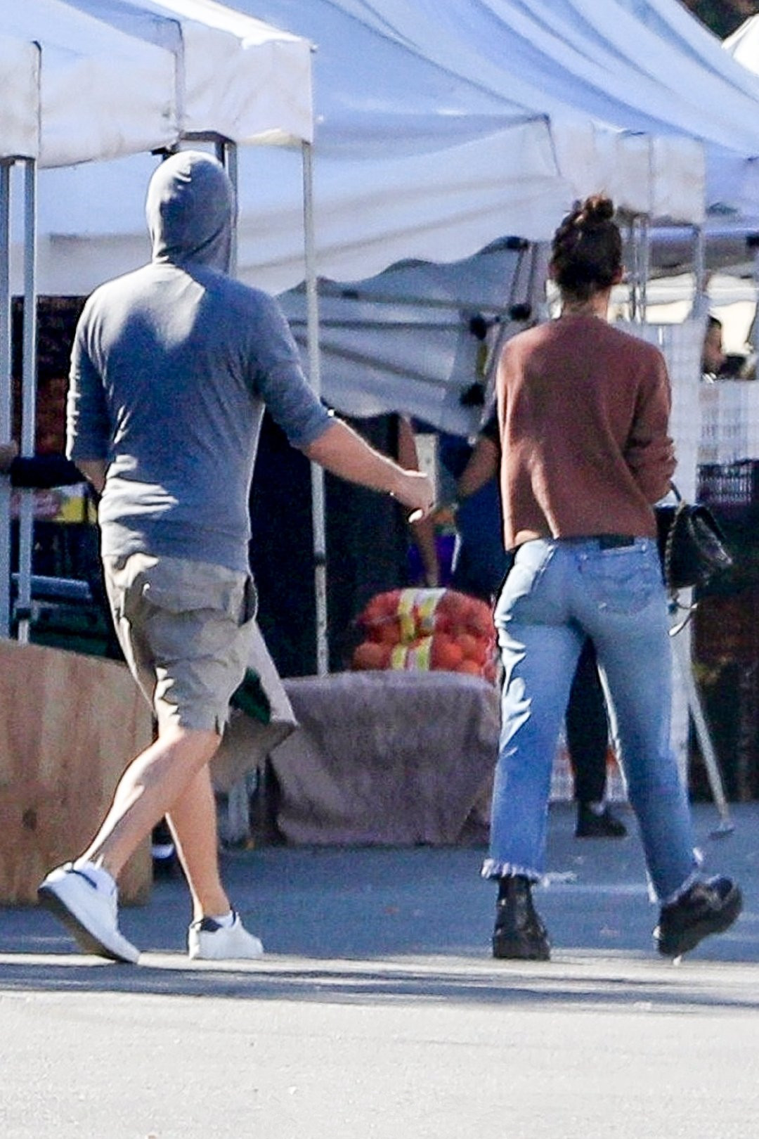 莱昂纳多超模女友惊现街头,莱昂纳多女友穿搭