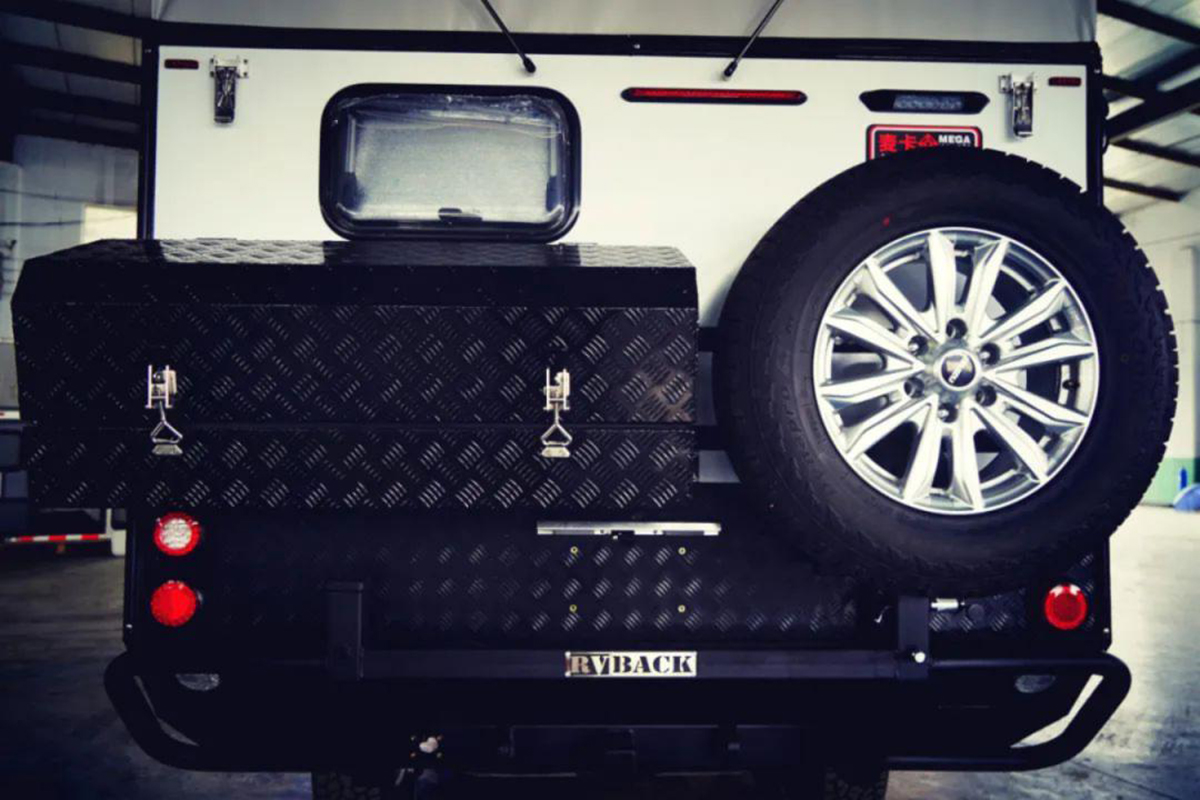 新款国六麦卡单排越野房车,定制四驱越野全地形b型长轴房车