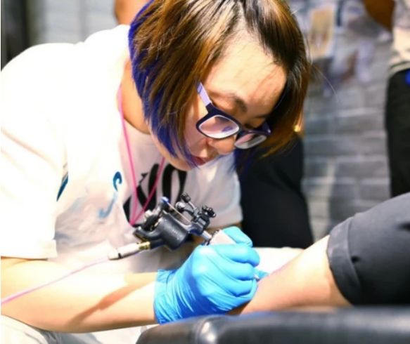 用鸽子血纹身会怎么样,鸽子血纹身喝酒才能看出来吗