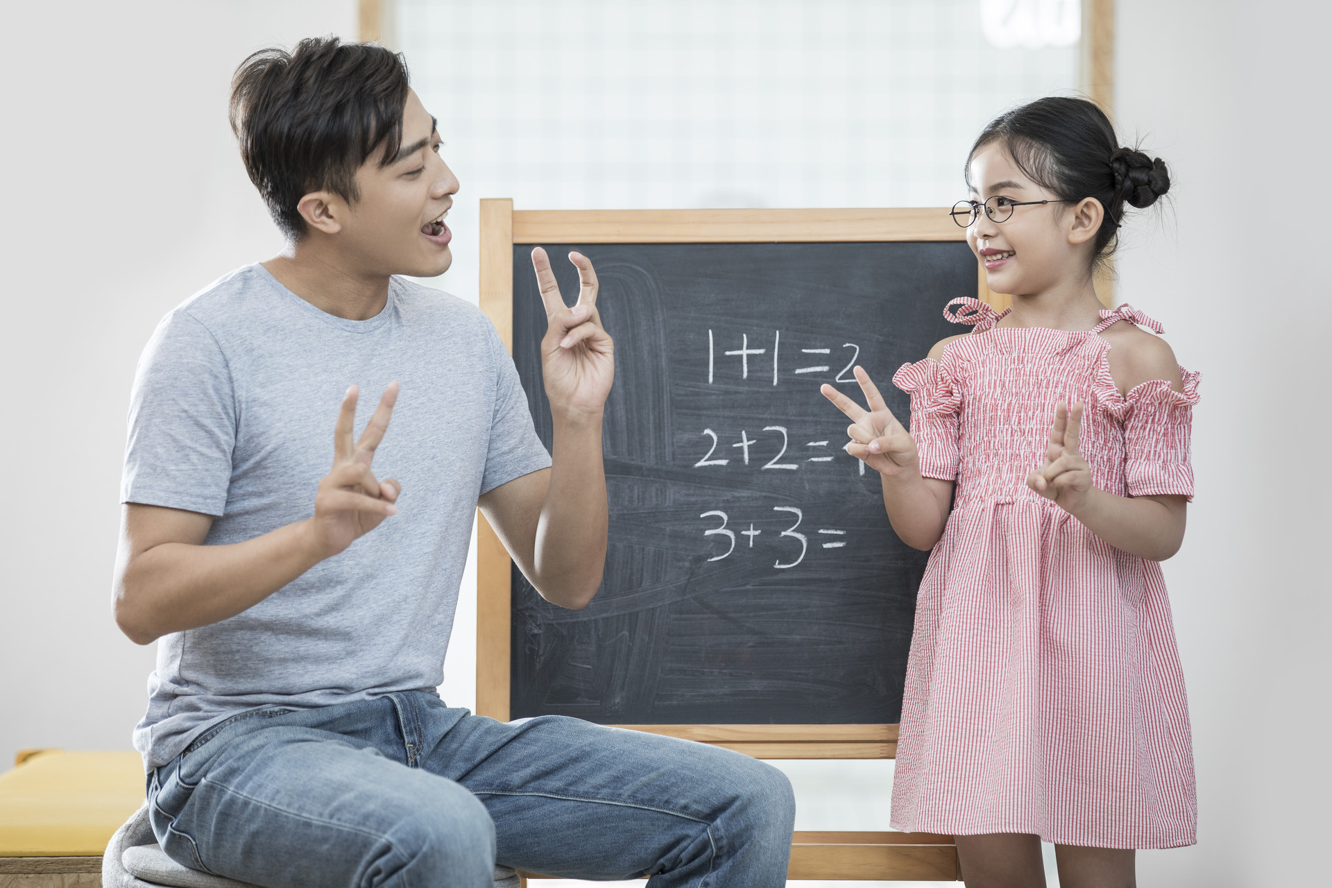 孩子抗拒去幼儿园家长应该怎么办,小朋友死活不愿意上幼儿园咋办