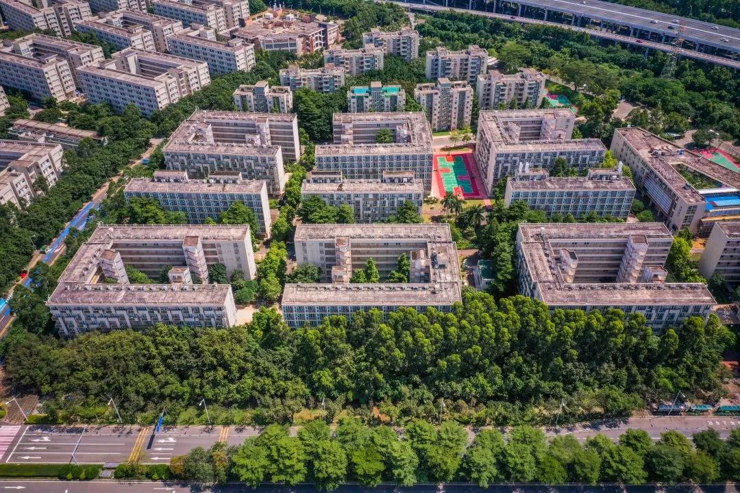 占地面积超过三千亩的大学校区,占地3000平方米学校