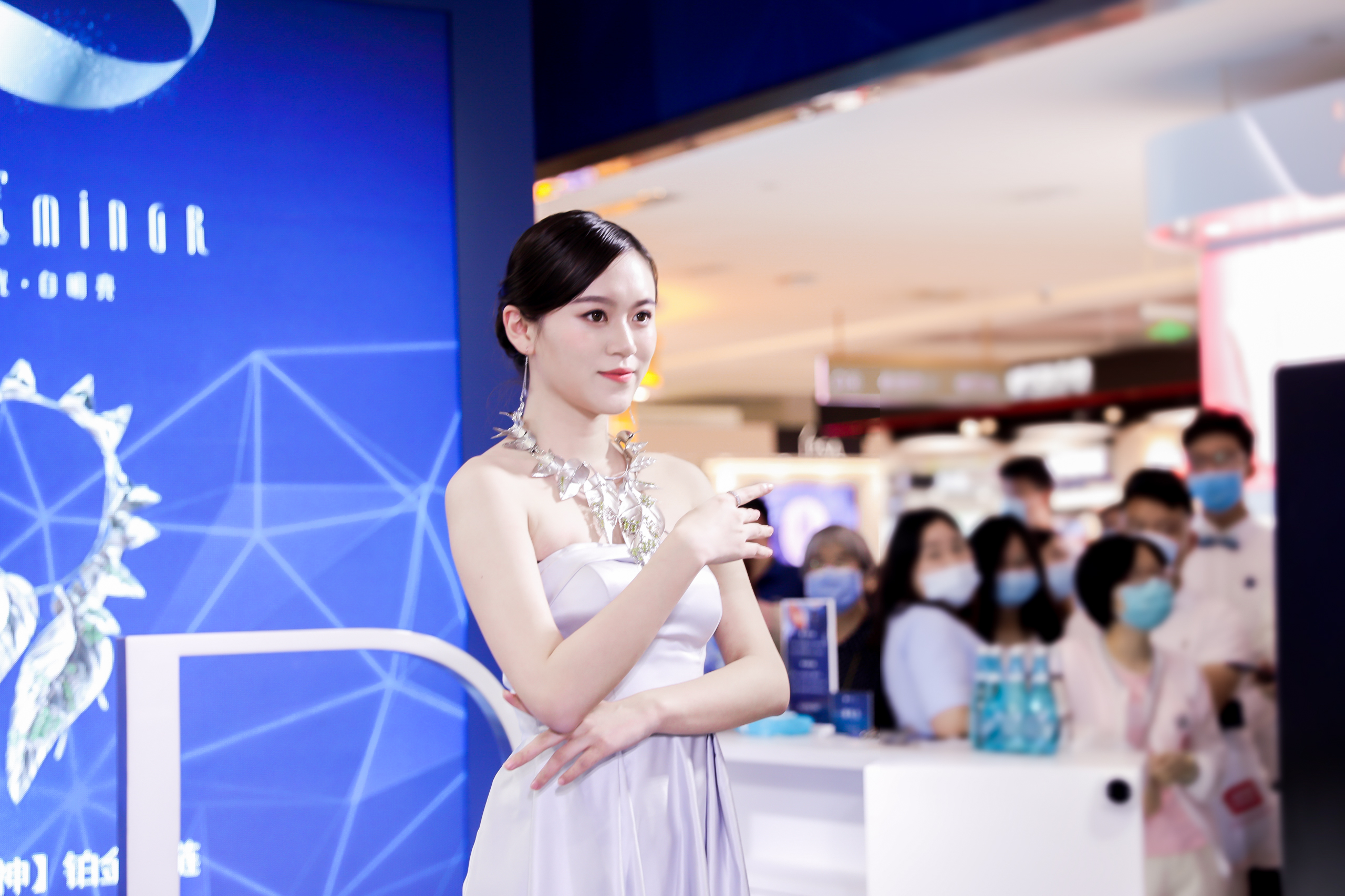 「由心开始·铂金」2020铂金新品巡展于南京中央商场盛大开启