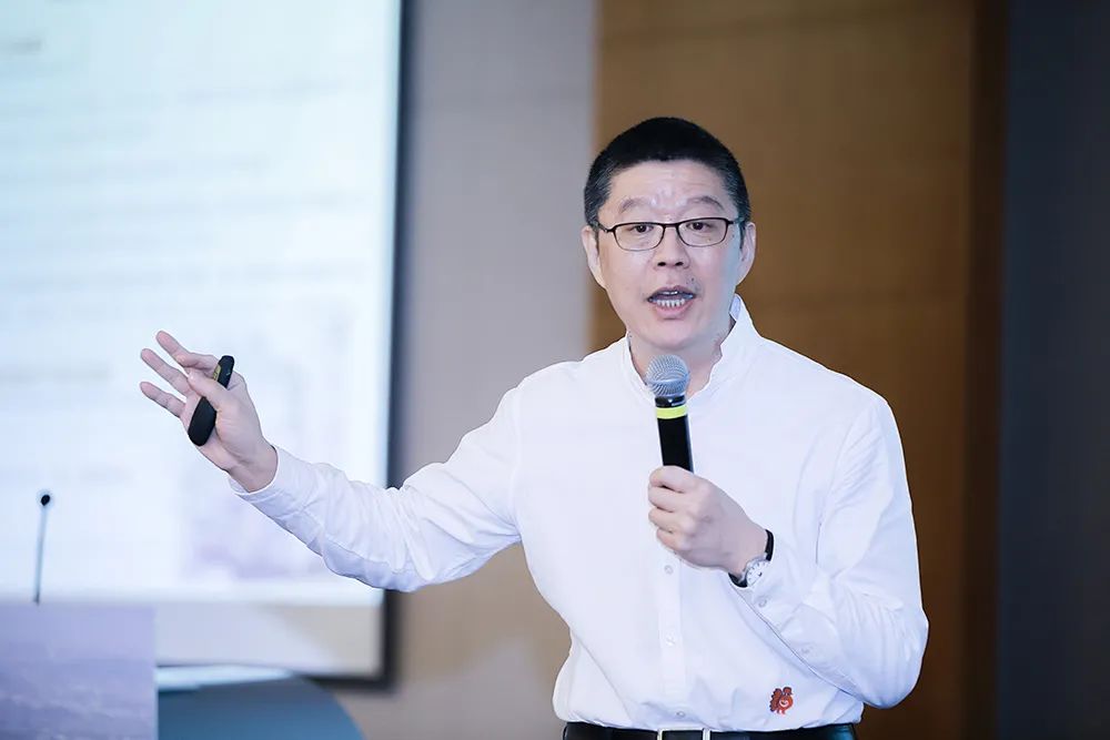 李忠:用钢笔记录粉笔