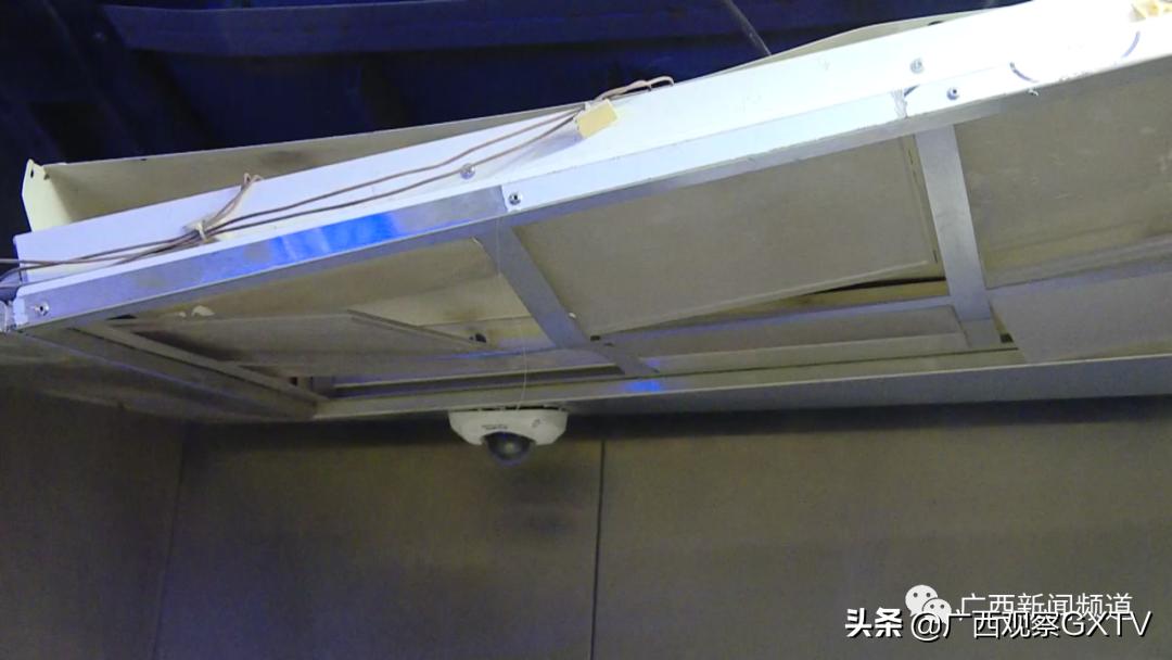 南宁一小区电梯坠落砸坏电梯门,小区电梯事故2人8楼坠落