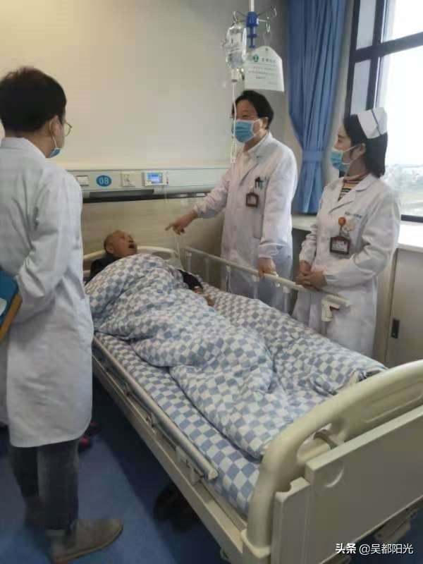 医者仁心，奉献初心：湖北蕲春李时珍中医院中医科爱心团队看望住院退休老人陈振升