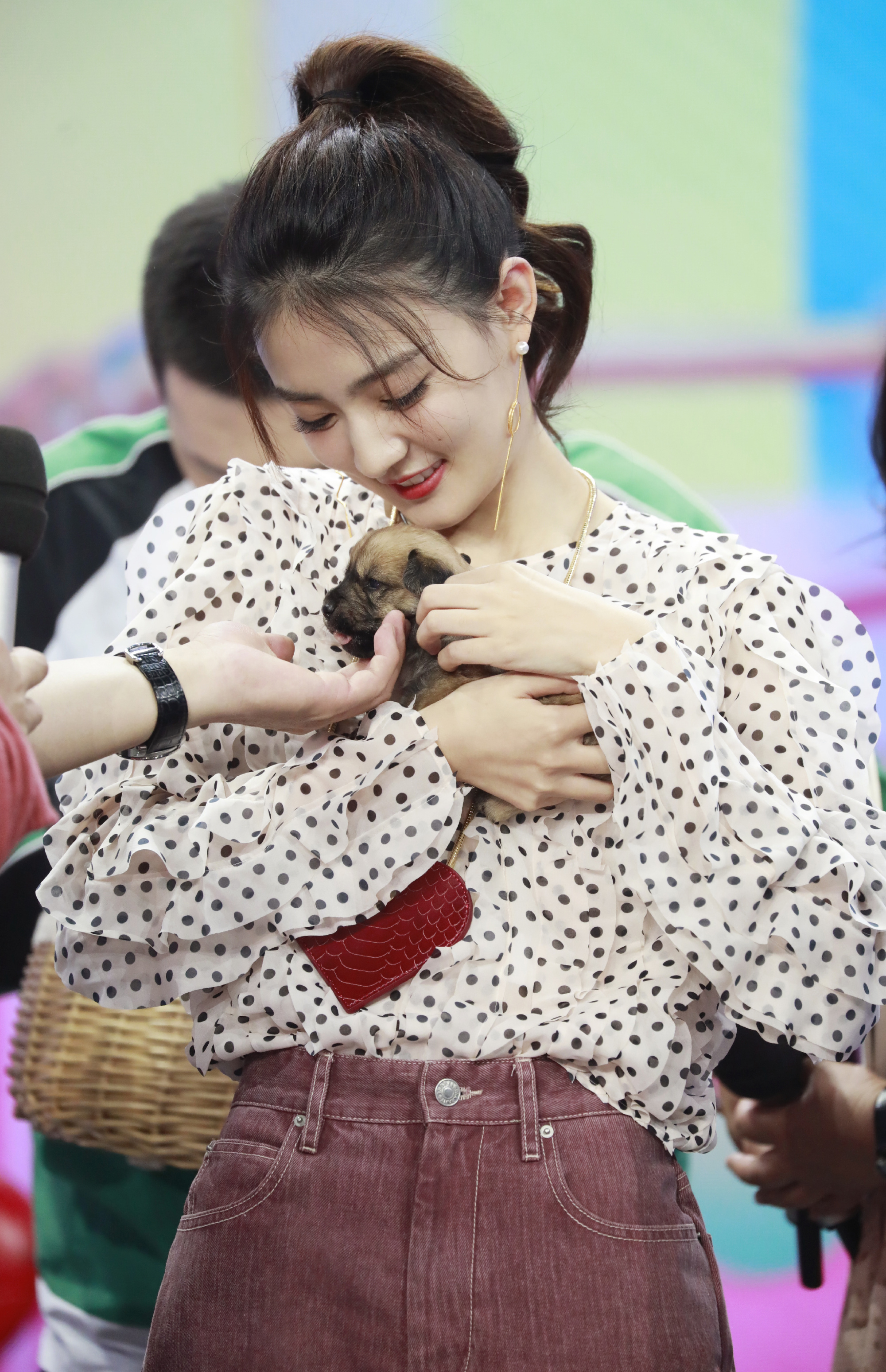 徐璐穿皮衣现身,徐璐穿蕾丝小衫