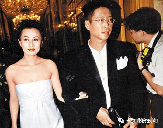 刘嘉玲54岁：经历富商绯闻和裸照风波，不生娃，靠8个字撑到今天