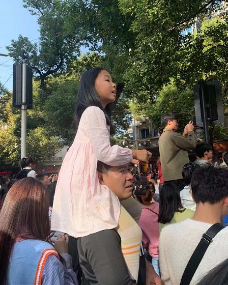 骑马式、登高式…为观看国际军乐节,南昌市民解锁观看姿势