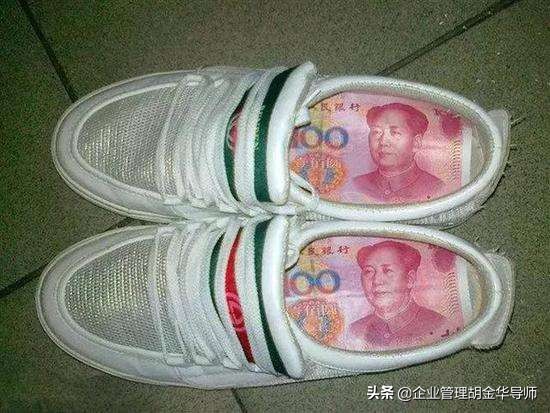 膜拜：妻子发现老公鞋底藏钱，老公这样解释...