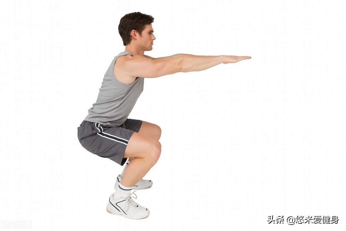 体育生在家哑铃怎么练腿部力量,如何用两个哑铃练腿部肌肉