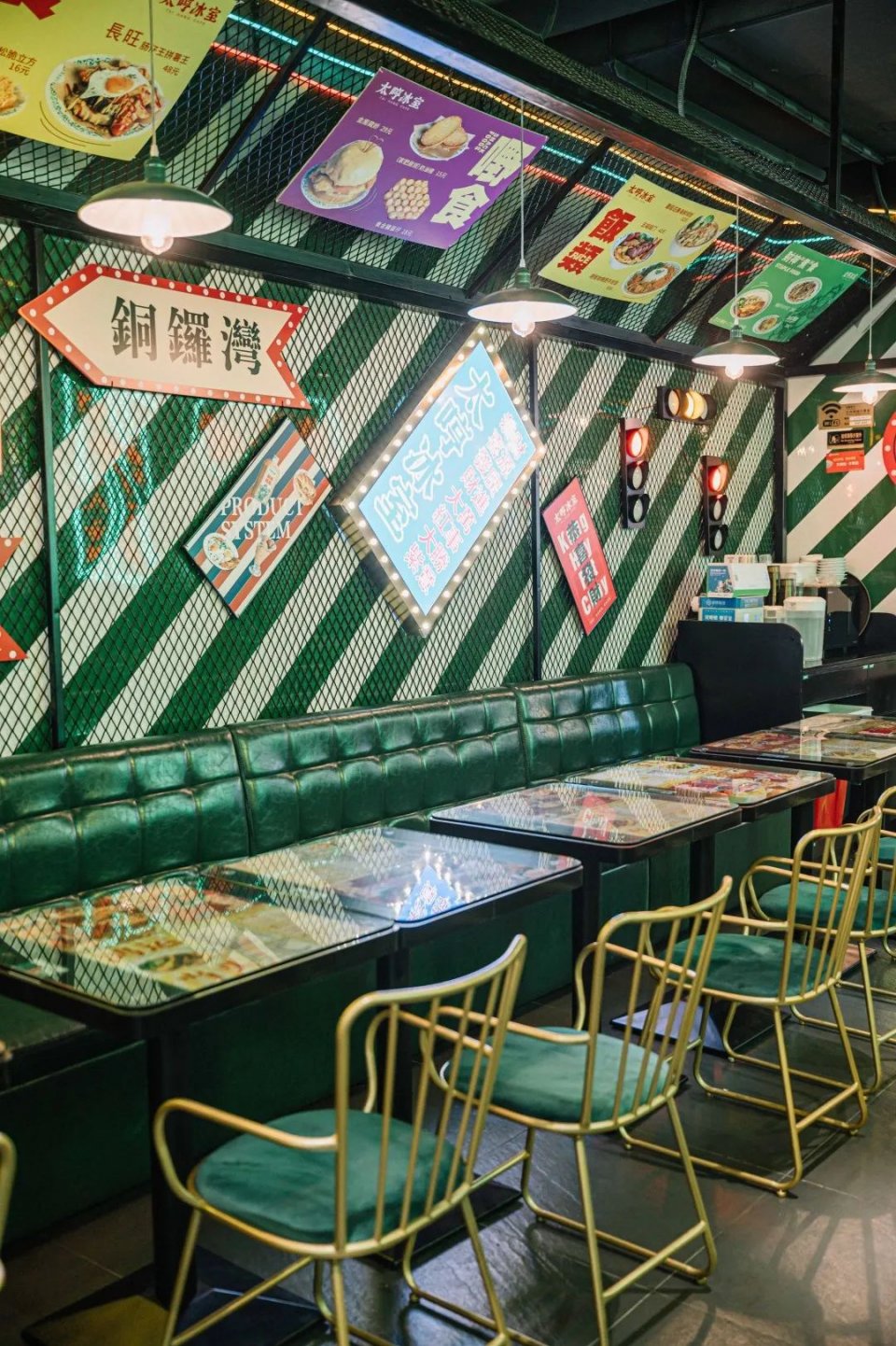 使徒行者同款冰室，现点现拉港奶，先抽盲盒才能喝