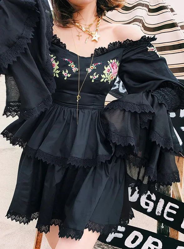 满大街都是浓浓的过节气息,满大街都是国风的衣服