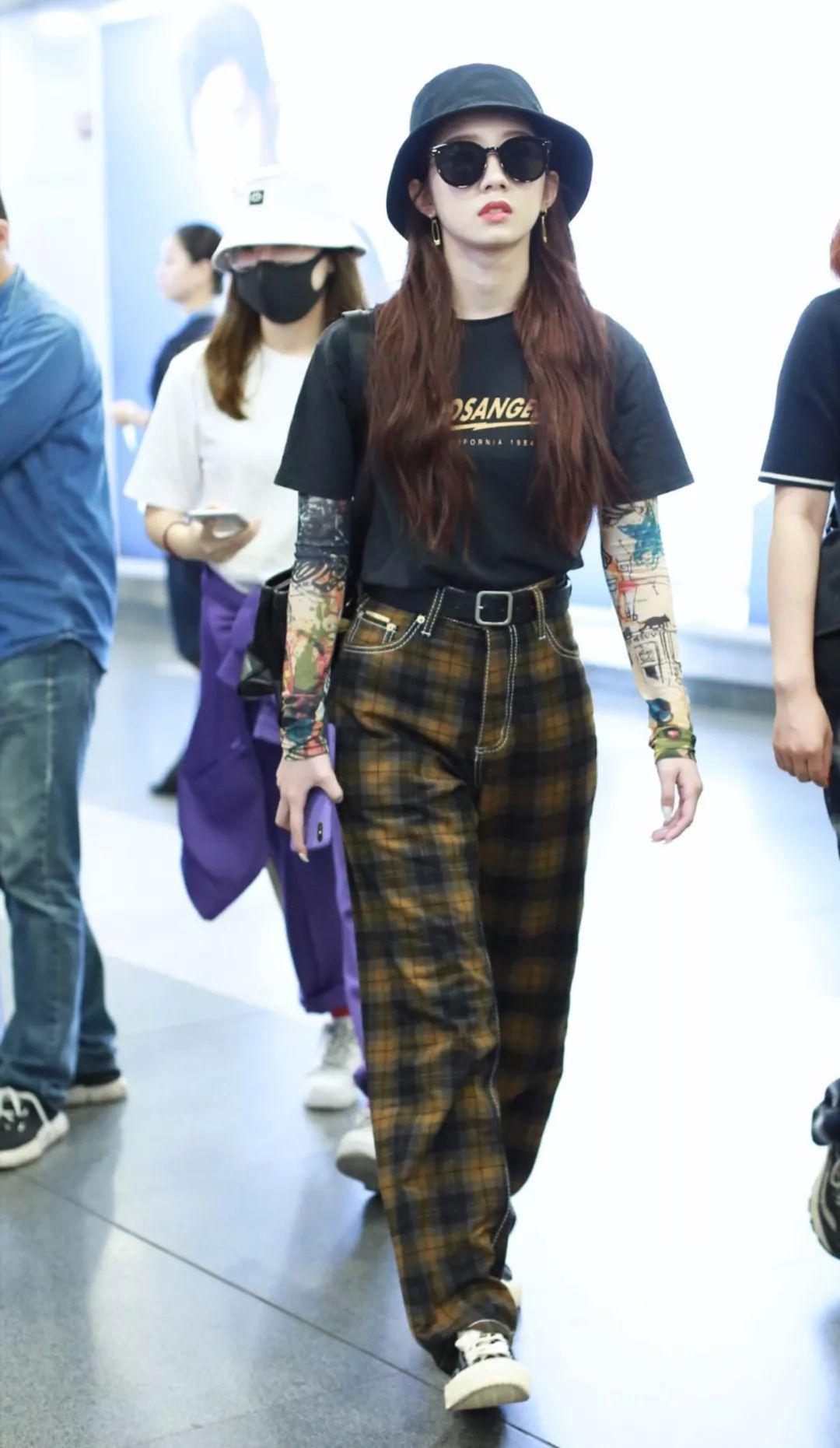 杨紫穿一身白色的衣服换新造型,杨紫日常t恤穿搭