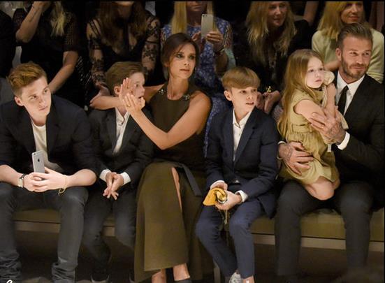 和女儿亲吻引争议,穿西装居然配拖鞋?大儿子的造型还被吐槽