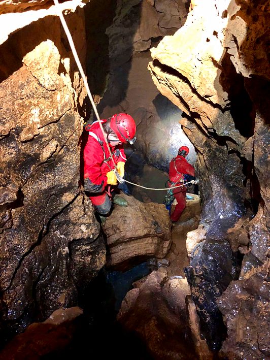 惊世奇观丨汉中68万岁天坑揭秘，地下河、剑齿象化石...