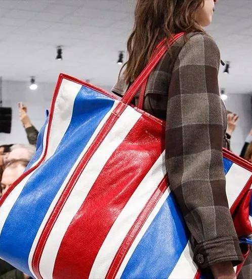 巴黎世家七夕土味广告,巴黎世家的七夕广告真的土爆了吗