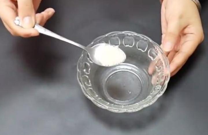 母狗狗尿后有黄色分泌物,母狗狗排尿处有血