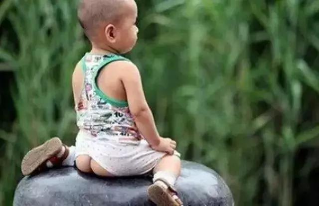 c类裤子可以给孩子穿么,这几种裤子别再让孩子穿了