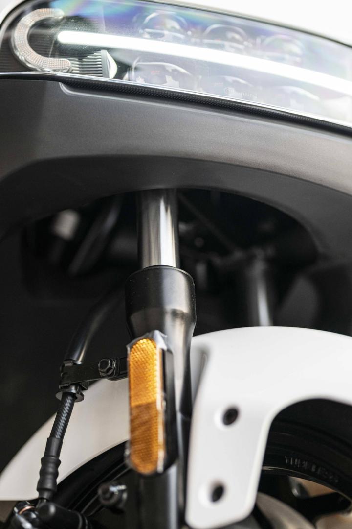 大灯炫酷有型,九号e100大灯效果