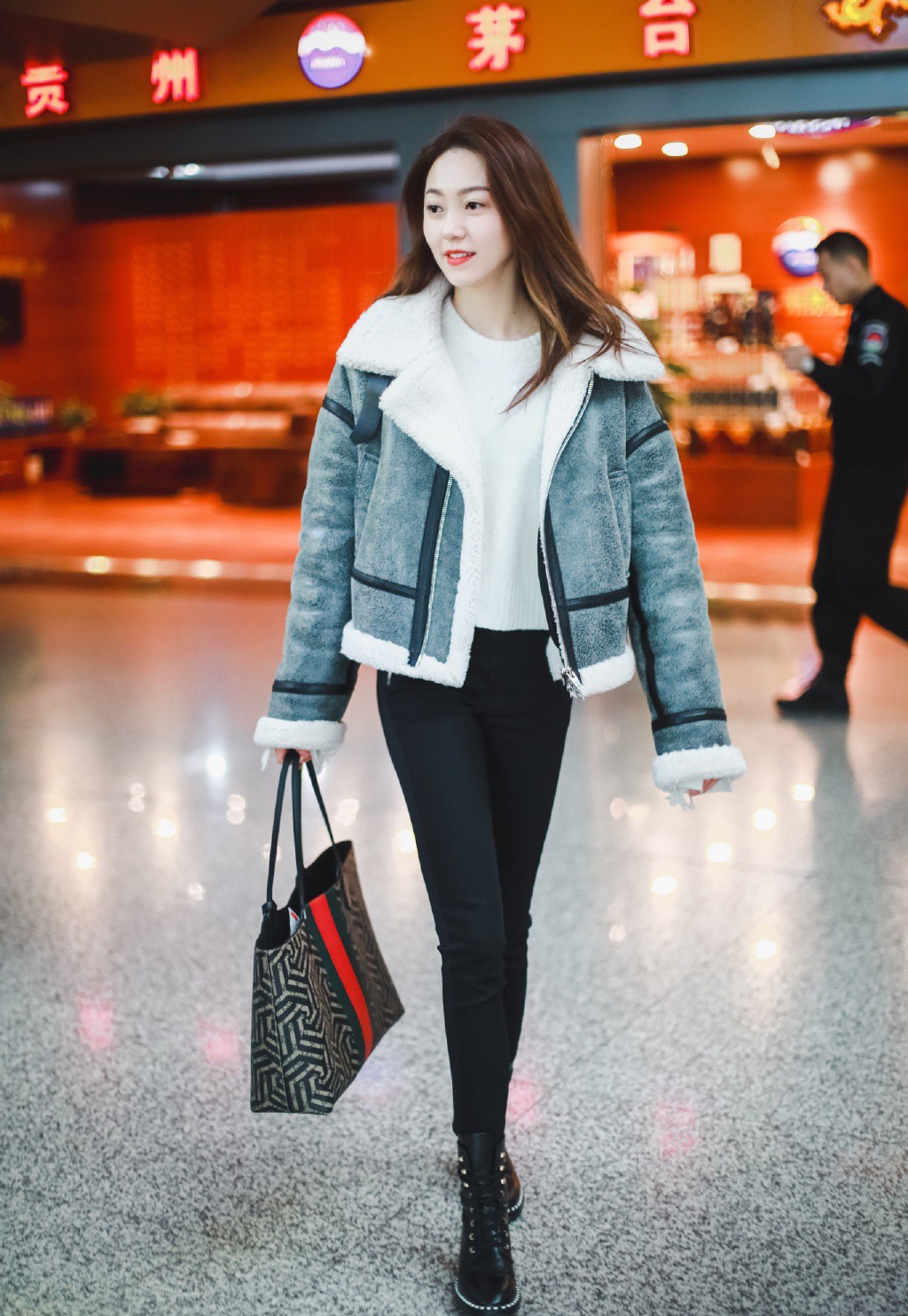 剧中她嫁老板杨幂的未婚夫，今穿机车服配紧身裤，大长腿不输杨幂