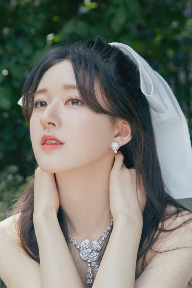 适合夏天扎的头发气质又减龄,永不落伍的减龄扎头发