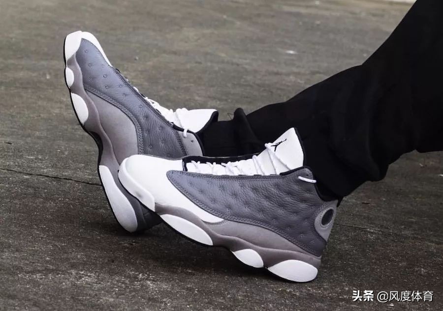 朱一龙惊艳神图氛围感,朱一龙之前春晚的全白色服装图文