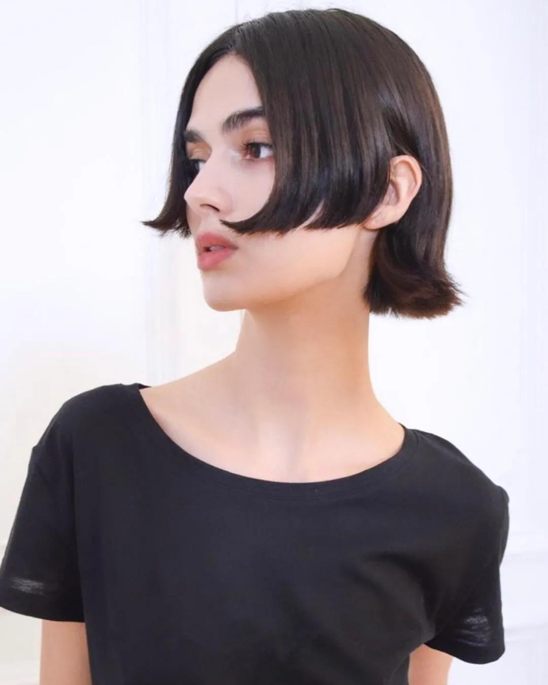 女明星红毯造型少不了它？网友：论优雅，还得是Armani的设计