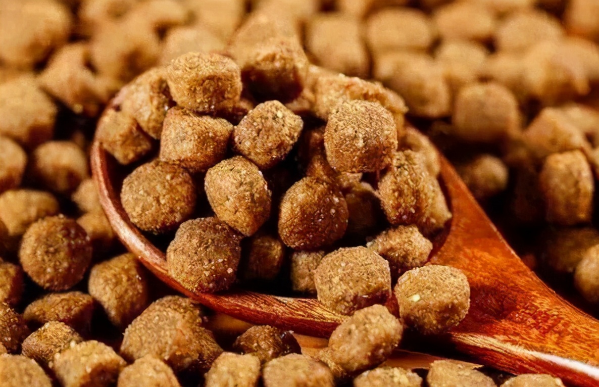 狗粮颜色可以判断狗粮好坏吗,用水泡狗粮分辨狗粮好坏