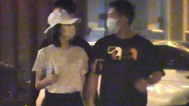 郑恺与苗苗现身私立医院,郑恺回应和苗苗一家人同住视频