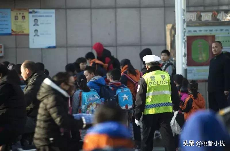 59岁了还在指挥交通！他已经从“蜀黎”变成了“爷爷