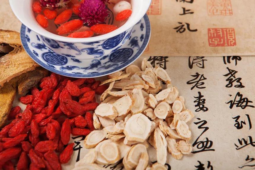 冬天容易上火还是夏天容易上火,夏天动不动就上火是什么体质