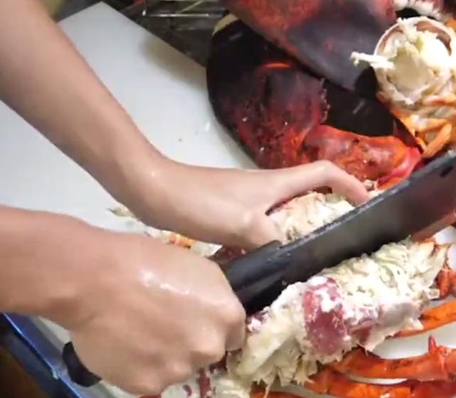 日本小哥花钱购买海虾，钳子肉很饱满，蘸上酱料吃太过瘾