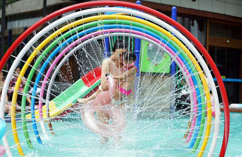 萌娃温泉玩水,灞业3000米温泉带娃攻略