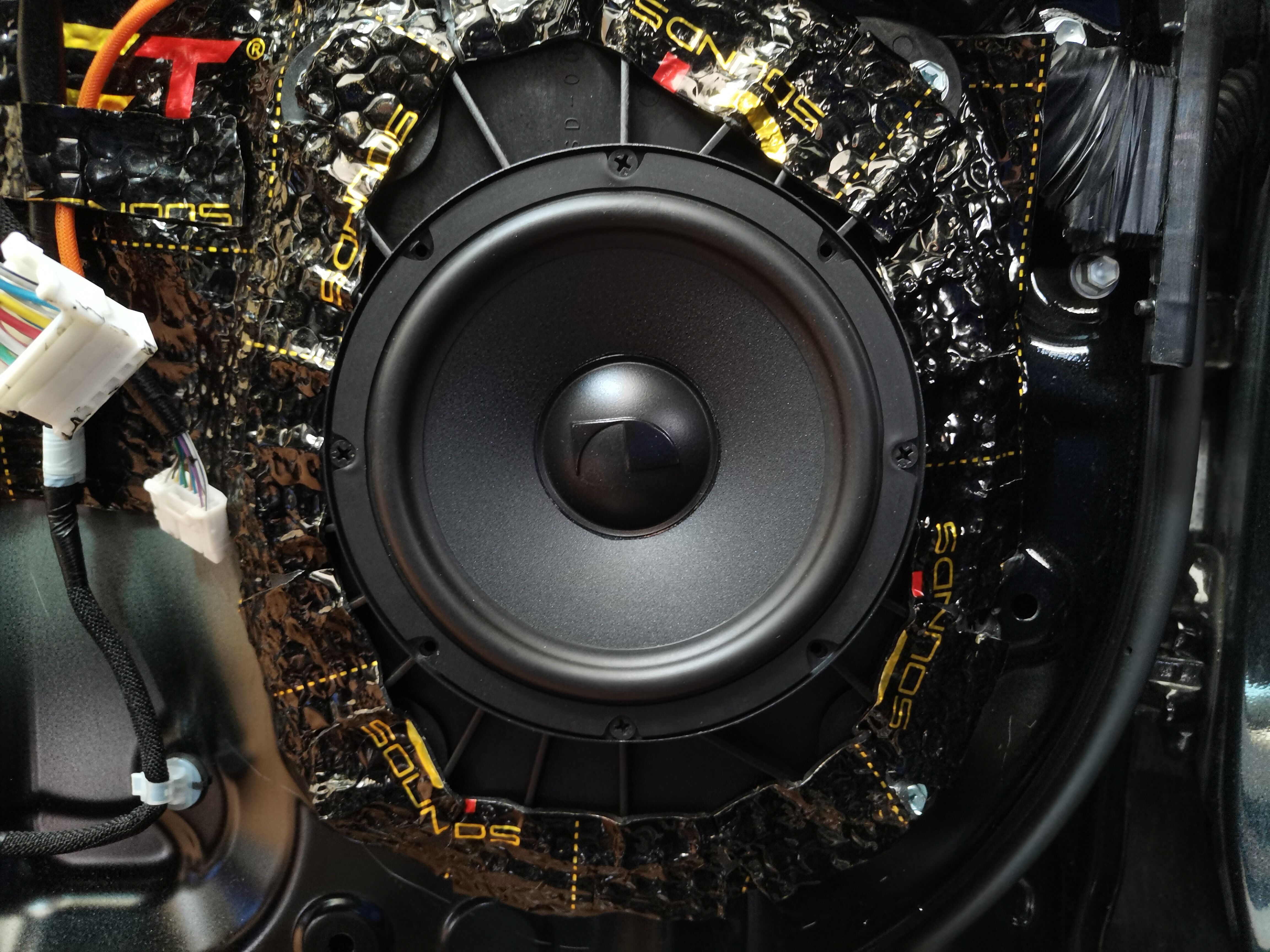 丰田汉兰达音响坏了,汉兰达2.5l双擎四驱尊贵版音响