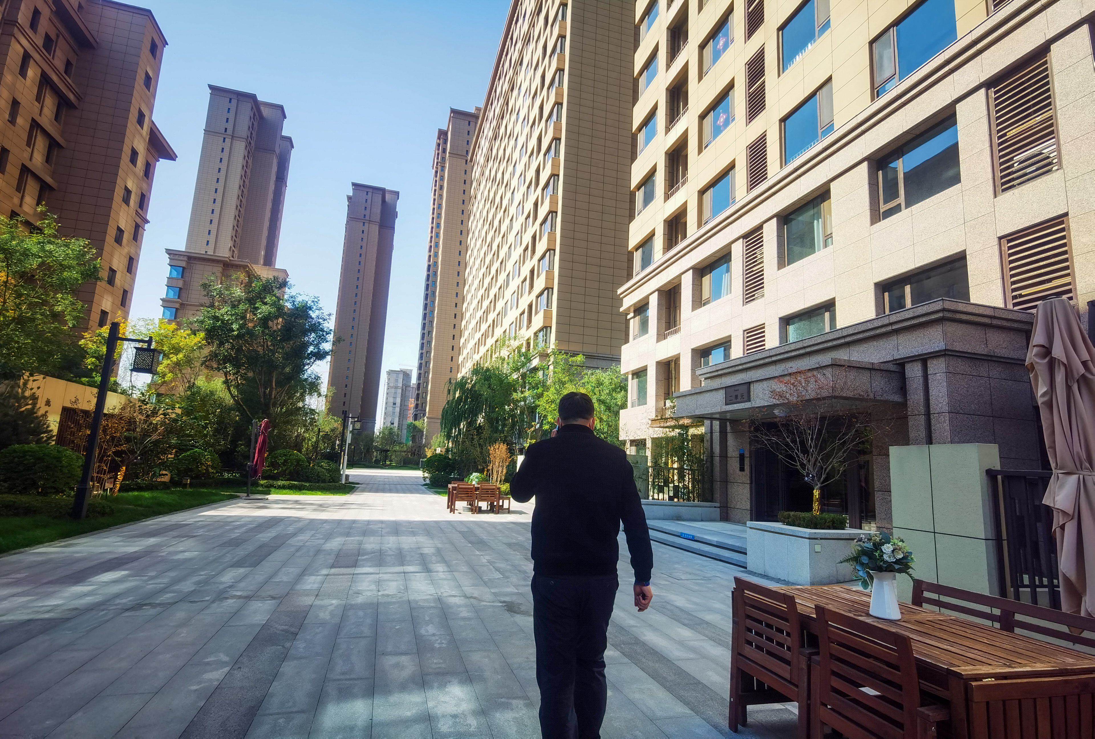 衡水“宇宙第一中学”被停止招生一年，学校老师称无大影响，中介一个名额卖3万，当地房产仍遭疯抢